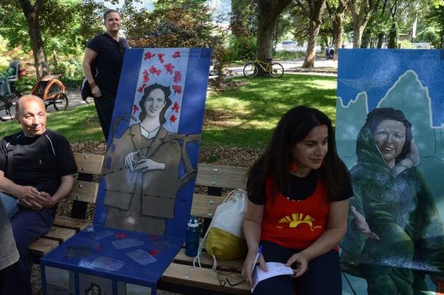 «Gocce Tropfen», seduti in panchina accanto a donne coraggiose